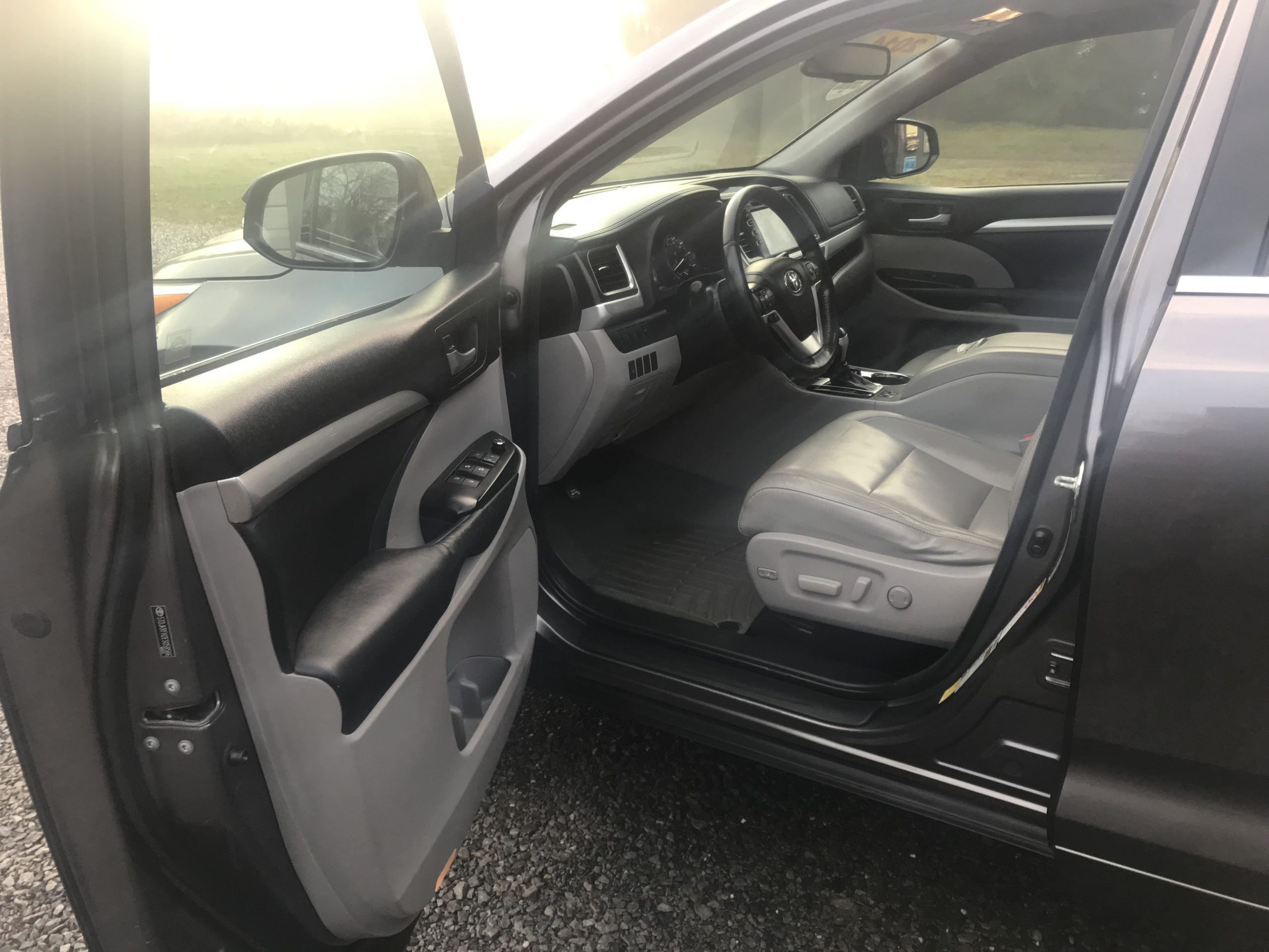 2014 Toyota Highlander XLE  With 3RD Row Seating!