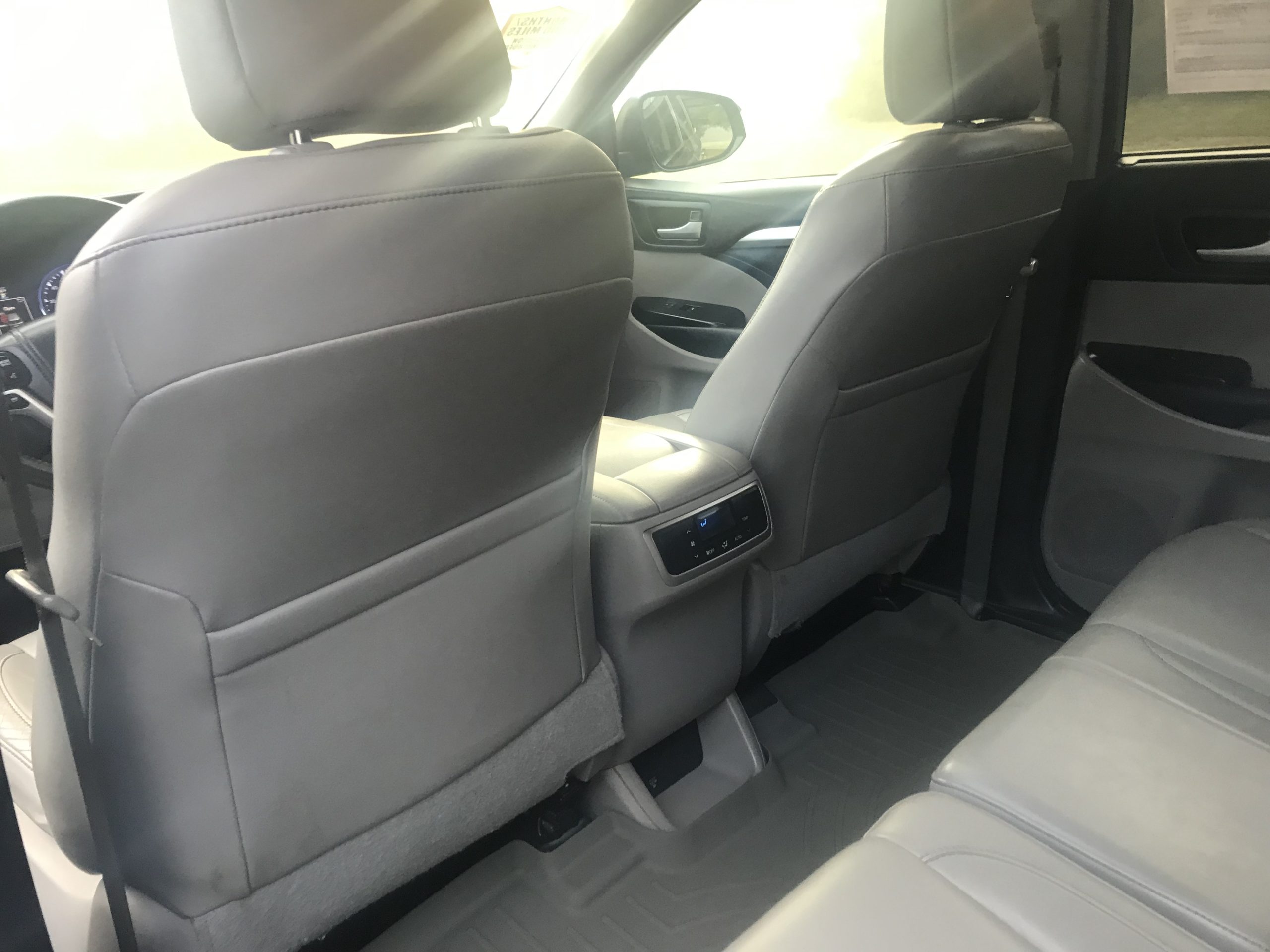 2014 Toyota Highlander XLE  With 3RD Row Seating!
